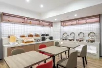 Borrman Hotel (Zhanjiang Yingzhan Plaza Chikan Republic Style Street) - sarapan