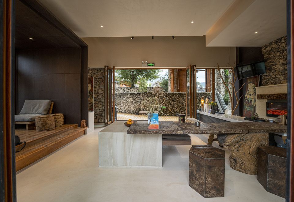 Aromatic Hotel with Snow Mountain View