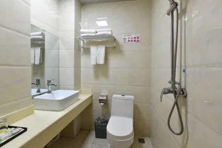 Zhongyue Hotel (Wanda Plaza) Отели рядом с достопримечательностью «Jintai Taoist Temple»