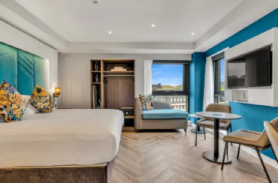 Roomzzz Edinburgh Отели рядом с достопримечательностью «Калтон-хилл»
