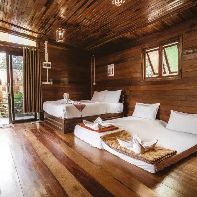 River View Resort at Chaewlan ラッチャプラパー ダム周辺のホテル