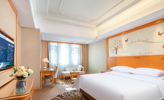 Vienna Hotel (Kunming Dianchi Dounan Flower Market Jingui Street Subway Station)