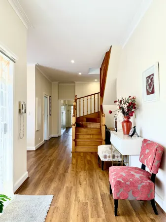 Four Season Home Отели в г. Сандрингем