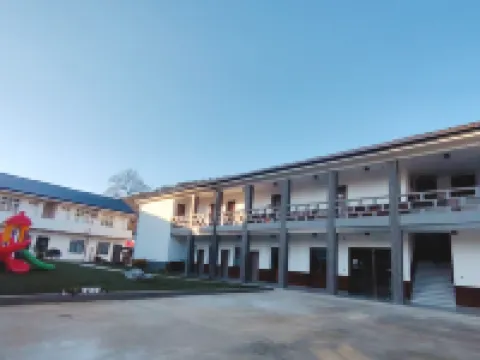 Chuoye Mountain Homestay (OMG Heartbeat Paradise) Hotels near Chuiyun Tongtian River