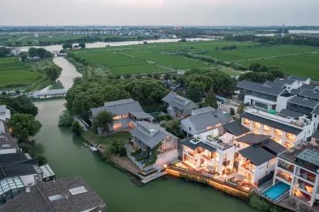 JIN SHANG XI SHE  HOTEL&CAFE&BAR Отели рядом с достопримечательностью «Double Bridges»