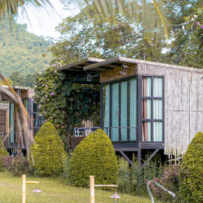 Cheiwlan Camp & Resort ラッチャプラパー ダム周辺のホテル