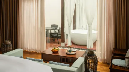 Star & Lake Hotel Отели рядом с достопримечательностью «Chaotian»