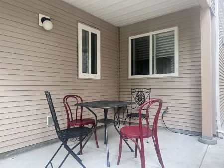 Holiday House in Coquitlam Center Отели в г. Порт Кокитлам