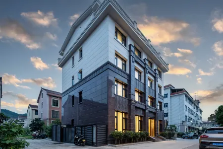 Floral Hotel · Hengdian Qingyan Hotel (Huaxia Cultural Park Store) Отели рядом с достопримечательностью «New Garden of Eternal Spring (Summer Garden)»