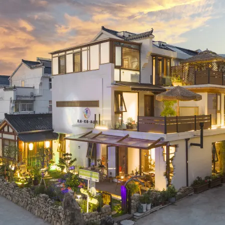 Fengyi Pavilion Homestay in Jiuhua Mountain.