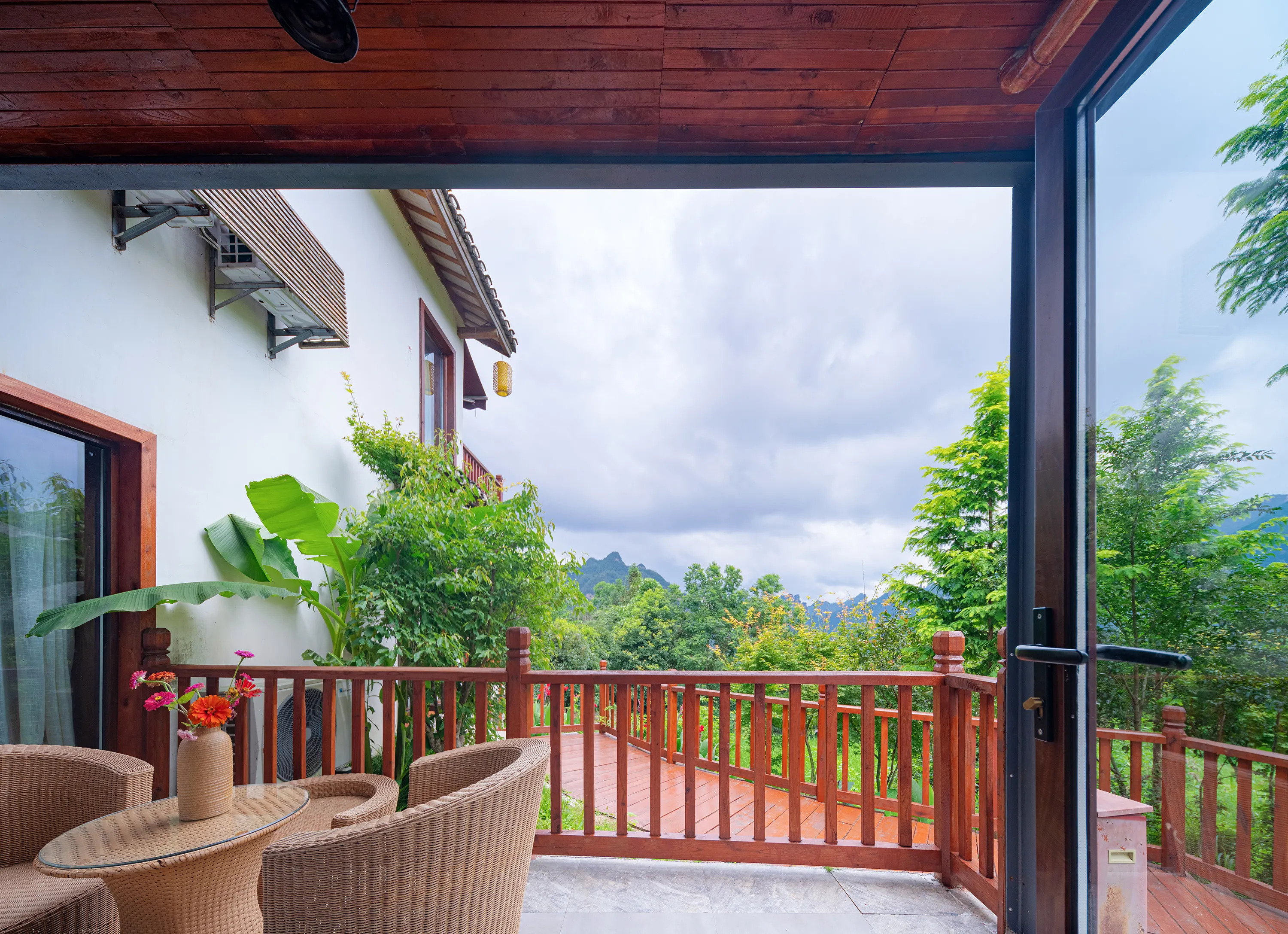 Zhangjiajie Ldyllic Pondside Timber Lodge Rum Photos