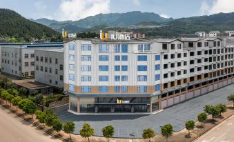 IU Hotel (Xingyi Yangguanggu Tourist Resort Hotel)