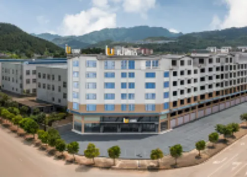 IU Hotel (Xingyi Yangguanggu Tourist Resort Hotel)