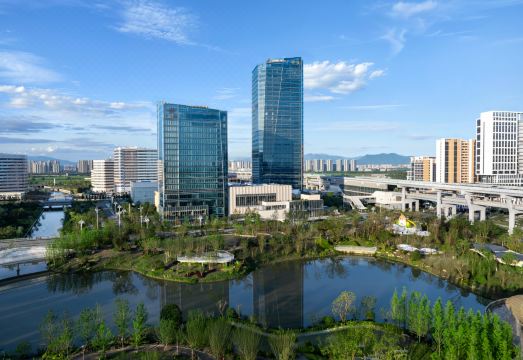 진마오 그란디 호텔 닝보의 현대적이고 고급스러운 로비 크리스탈 샹들리에