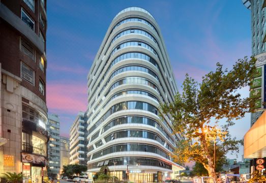 호텔의 깔끔한 객실 인테리어