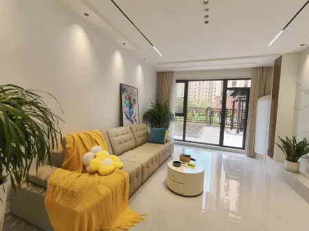 Meihekou 9520 day rental apartment Отели рядом с достопримечательностью «Meihekoushi Zhangbai Mountain Botanical Garden»