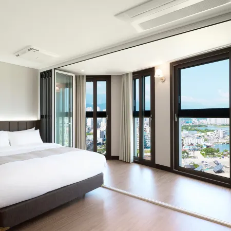 The Hotel Sokcho Отели рядом с достопримечательностью «Daepohang Port»