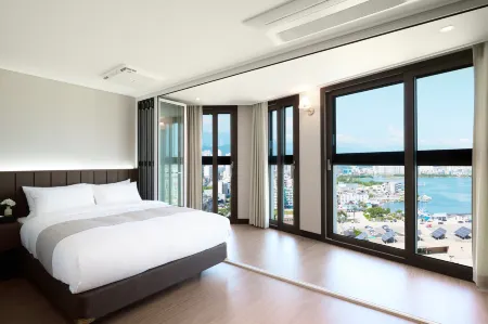 The Hotel Sokcho Отели рядом с достопримечательностью «Sokcho City Museum & Displaced Civilians Folk Village»