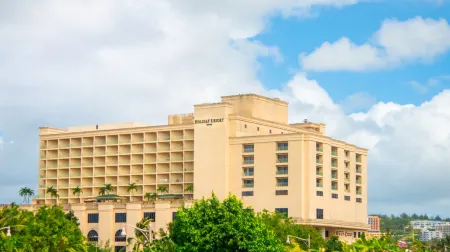 Holiday Resort & Spa Guam Отели в г. Тамунинг