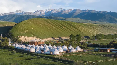 昭蘇縣望湖莊園度假區