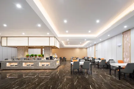 Baiyulan Hotel (Jinzhou Liaoshen Battle Memorial Hall Shiqiaozi Morning Market Branch) Отели в г. Цзиньчжоу