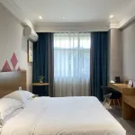 Qinyue Hotel (Zigong Lantern Park FanHua 1939 Shopping Plaza) - balcony