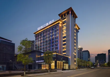 Lifeng Impression Hotel (Peng'an Yipin World Branch) Отели рядом с достопримечательностью «Peng'an Jialing First Hometown Scenic Area Scenic Area Management Bureau»