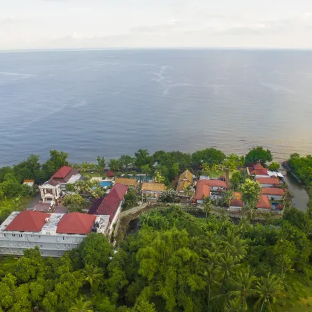 Puri Saron Hotel Baruna Beach Cottages Отели рядом с достопримечательностью «Водопад Алинг-Алинг»