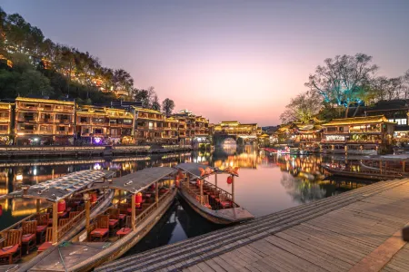 Tianqingshe Riverview Homestay (Phoenix Ancient City Lijiang Branch) Отели рядом с достопримечательностью «Fenghuang Yang's Ancestral Hall»
