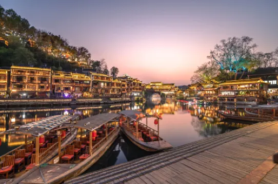 Tianqingshe Riverview Homestay (Phoenix Ancient City Lijiang Branch) Hotels in Fenghuang