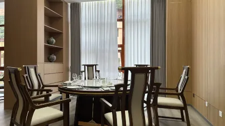 Baiyu County Hepo Handicraft City Jin Gong Hotel