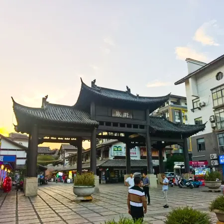 Lvtu Yasu Holiday Hotel (Wentang Gujing Spring Street Branch)