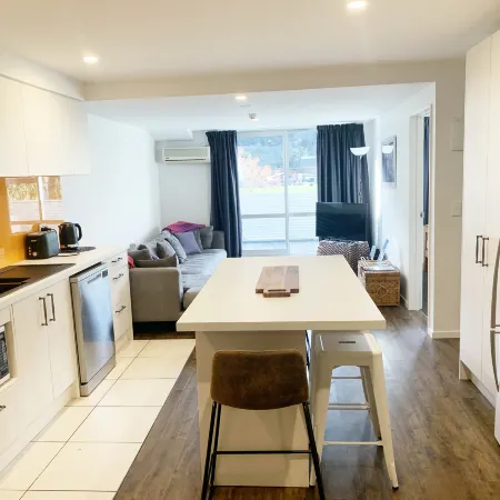 3-Bed Queenstown Apt with Balcony, Close to Town