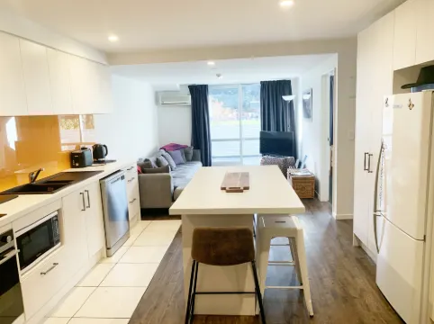 3-Bed Queenstown Apt with Balcony, Close to Town