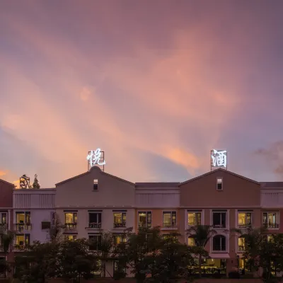 Fuxian Lake Pinyue Hotel Hotels near Dolphin Bay Hot Springs
