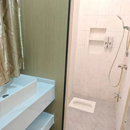 Tianhong Hotel (Nanning Sulu Subway Station Anji Passenger Transport Terminal Subway Station Branch)