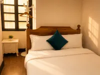 MONSANE VILLA (Centrally located, opposite the night market) Hotels near Mount Phousy