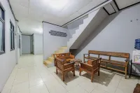 RedDoorz near Maulana Yusuf Stadium Serang - 2 Sao