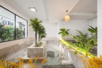 Maitreya Blue Lake Hot Spring Resort Hotel - Suối nước nóng