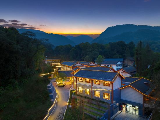 峨眉山雄秀温泉ホテル（報國寺観光センター）