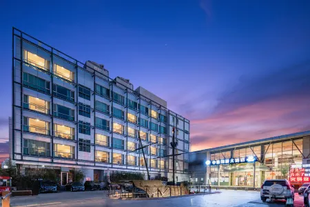 Zhonghang Xiangtong Yacht Club Hotel (Qingdao Olympic Sailing Center May 4th Square) Отели рядом с достопримечательностью «Former Site of Tsingtao Yacht-club»