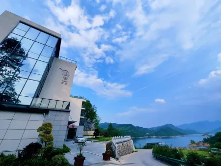 Mufeng Guanhu Homestay Отели рядом с достопримечательностью «Dabie Mountain Main Peak (Baima Main Peak)»