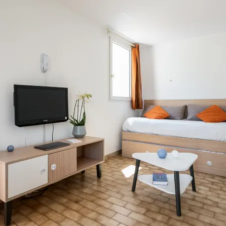 Zenitude Hôtel-Résidences Mandelieu la Napoule Village Отели рядом с достопримечательностью «Пляж Миди»