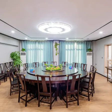 Zhaoqing Panshi Man Hotel (Zhaoqing East Railway Station Dinghushan Scenic Area)
