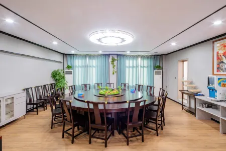 Zhaoqing Panshi Man Hotel (Zhaoqing East Railway Station Dinghushan Scenic Area) Отели рядом с достопримечательностью «Qingyun Temple»