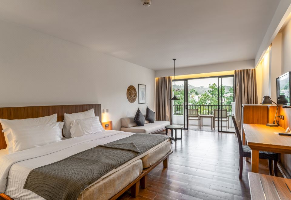 1. 카말라 비치 리..