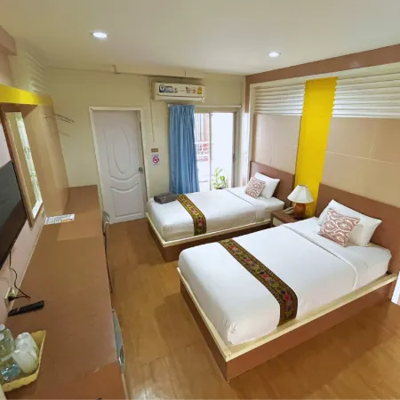 Charoenchit House Отели рядом с достопримечательностью «Площадь Fairy»