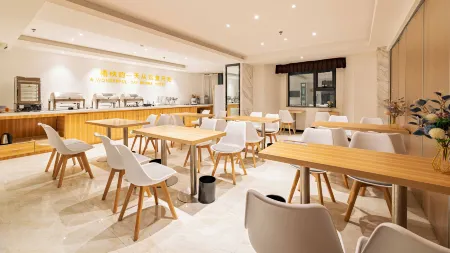 City Comfort Inn Hotel (Luohe Railway Station Xintiandi Pedestrian Street) Отели рядом с достопримечательностью «Huanghe Square»