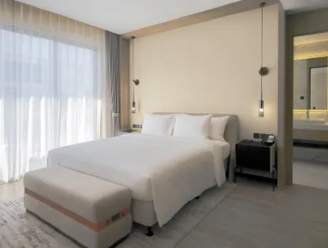 Laya Resort Phuket Отели рядом с достопримечательностью «Пляж Сурин»