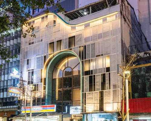 บ๊อบโบพอด ธำริน, จาการ์ตา โรงแรมใกล้สถานีบีเอ็นไอ ซิตี้
